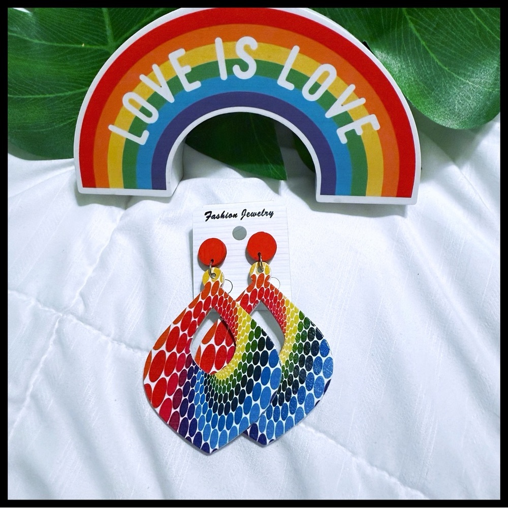 🌈Rainbow-colored fashion earrings